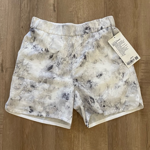 Lululemon Flat-Front Relaxed Shorts size 4 NWT - Picture 4 of 6